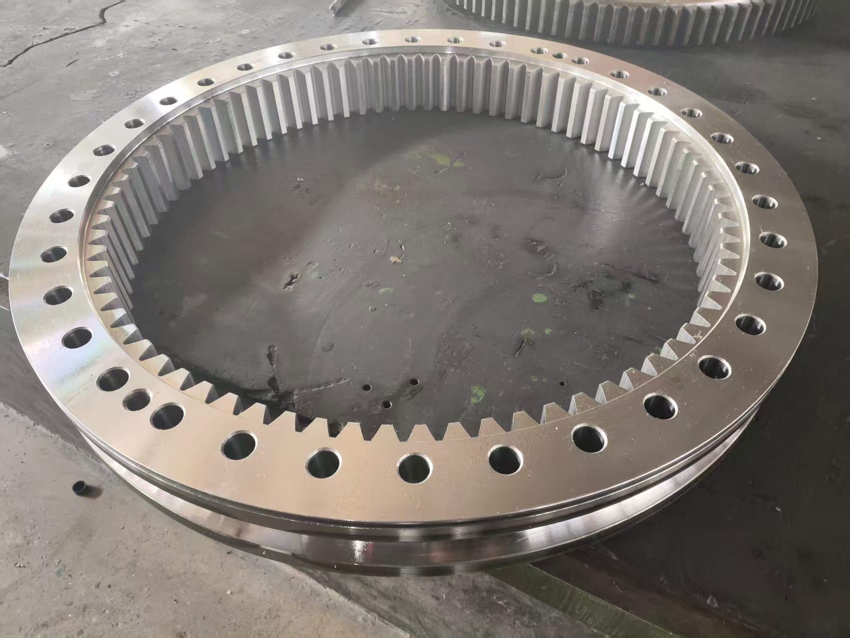Slewing bearing with internal gear
