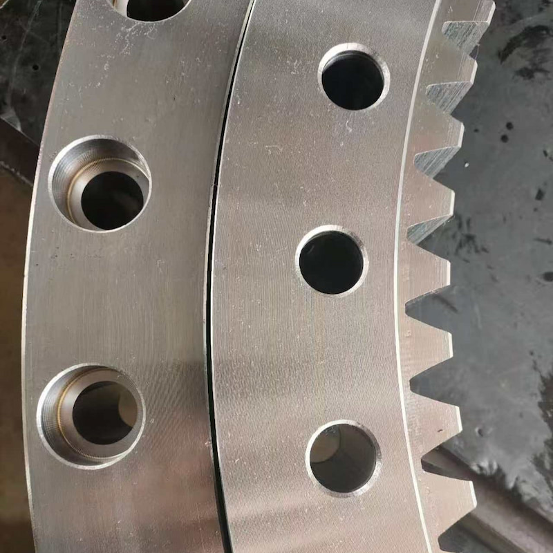Slewing ring with inner gear