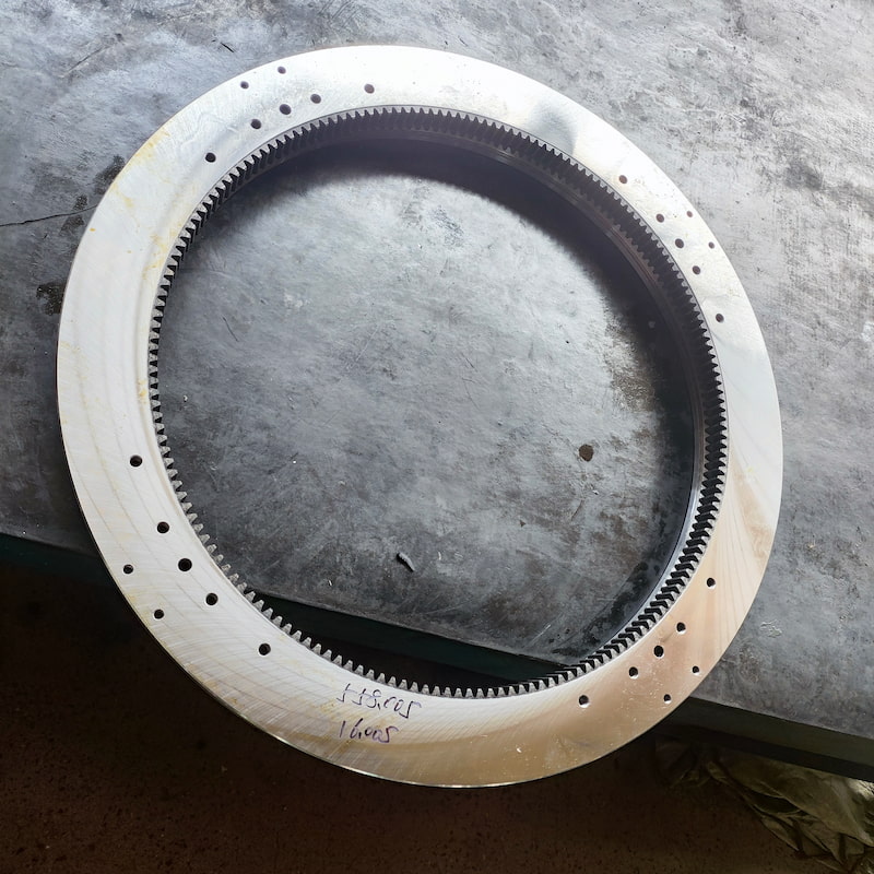 High accuracy slewing ring
