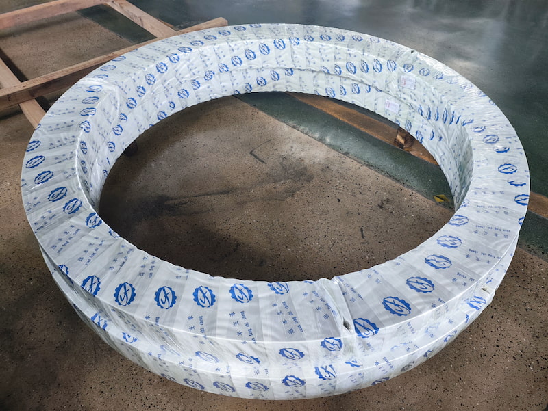 Slewing bearings with internal gear